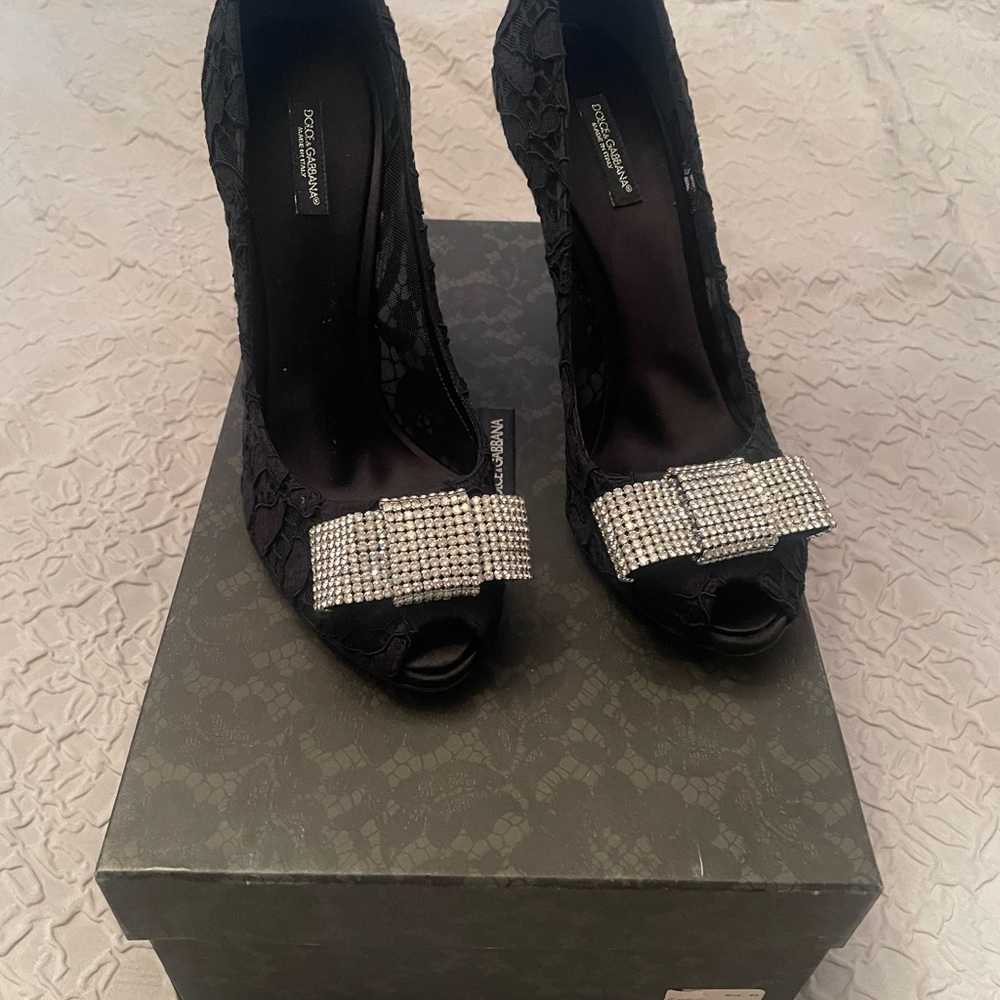Gorgeous D&G pump with bow .